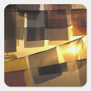 boeddhistisch gebeden vlaggen in de zonsondergang, vierkante sticker