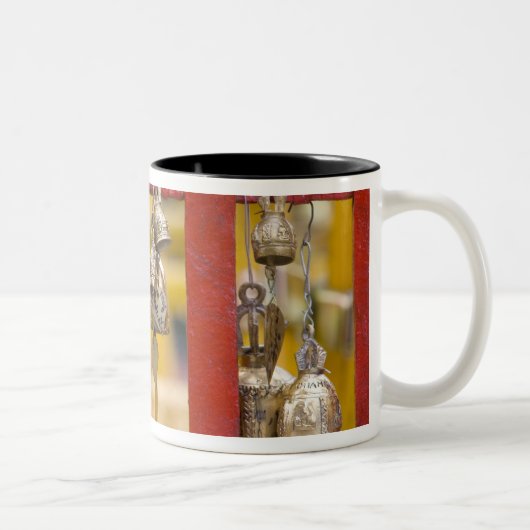 Boeddhistische cellen bij Doi Suthep Temple Tweekleurige Koffiemok (Rechts)