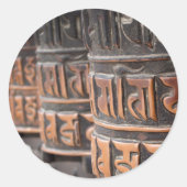 Boeddhistische gebedsmolen rond de sticker (Voorkant)