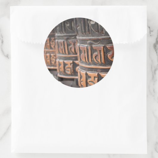 Boeddhistische gebedsmolen rond de sticker (Tas)