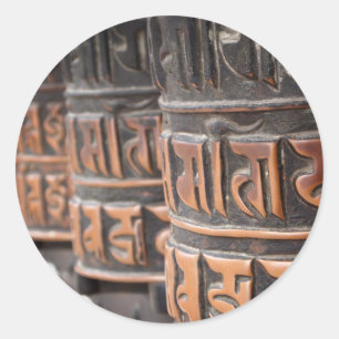 Boeddhistische gebedwielen rond de sticker