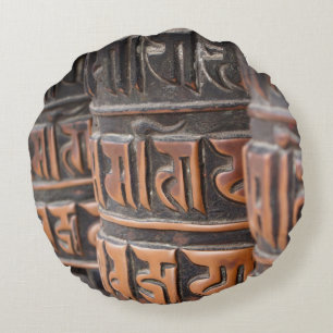 Boeddhistische gebedwielen rond kussen