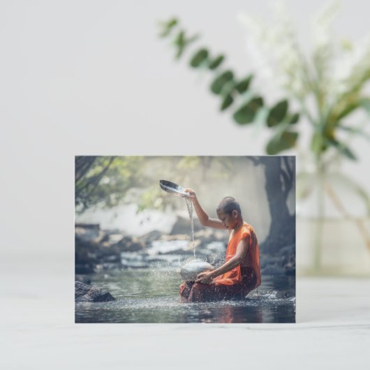 Boeddhistische Monk Washing Implementen Briefkaart (Staand voorkant)