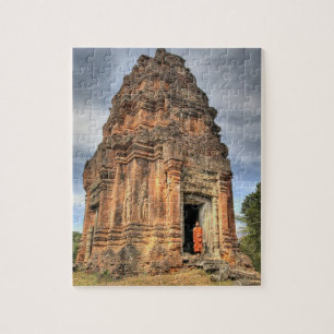 Boeddhistische monnik staand in de deuropening van legpuzzel