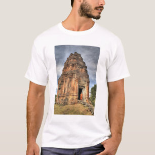 Boeddhistische monnik staand in deuropening van te t-shirt