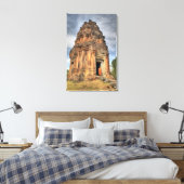 Boeddhistische monnik voor de deur van de tempel canvas afdruk (Insitu (Slaapkamer))