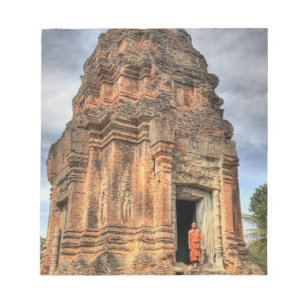 Boeddhistische monnik voor de deur van de tempel notitieblok