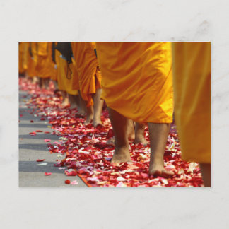 Boeddhistische monniken die briefkaart lopen