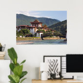 Boeddhistische tempel bij rivier poster (Thuiskantoor)