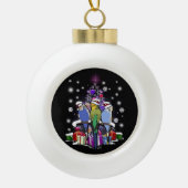 Boedgerigars met kerstcadeautjes en sneeuwvlokken keramische bal ornament (Voorkant)
