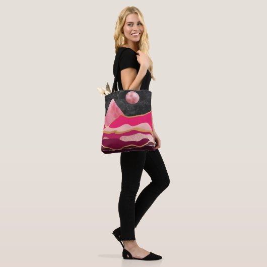 Boeiende stijl Roze abstract berglandschap Tote Bag (Op model)