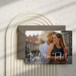 Boek het Band van de Bestemming van Tickets sparen Aankondigingskaart<br><div class="desc">Deze eenvoudige en elegante foto sparen de datumkaart voor uw bestemmingsbruiloft kenmerkt modern casual manuscript dat "Boek de Tickets" zegt. Meer informatie past op de rug,  met een zwarte illustratie van een wereldkaart om dit perfect te maken voor een bruiloft waar mensen kunnen reizen!</div>