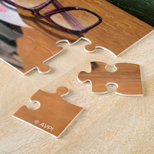 Boek met cat-lezen onderaan legpuzzel (Zijkant)