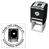 Boek met hartje versierd met bibliotheekboeknaam  zelfinktende stempel (In situ)