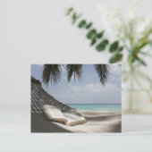Boek op een hangmat onder een palm briefkaart (Staand voorkant)