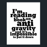 Boek tegen de zwaartekracht Funny Science Geek Pun Poster<br><div class="desc">Ik lees een boek over zwaartekracht en het is onmogelijk om het neer te leggen. Grappig wetenschappelijk ontwerp voor degenen die graag wetenschap bestuderen. Koel en humoristisch citaat koopwaar voor studenten die studeren in natuurkunde. Ideaal voor wetenschapper en fysicus. Geweldig kerstcadeau en verjaardagscadeau voor familie en vrienden.</div>