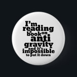 Boek tegen de zwaartekracht Funny Science Geek Pun Ronde Button 5,7 Cm<br><div class="desc">Ik lees een boek over zwaartekracht en het is onmogelijk om het neer te leggen. Grappig wetenschappelijk ontwerp voor degenen die graag wetenschap bestuderen. Koel en humoristisch citaat koopwaar voor studenten die studeren in natuurkunde. Ideaal voor wetenschapper en fysicus. Geweldig kerstcadeau en verjaardagscadeau voor familie en vrienden.</div>