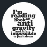 Boek tegen de zwaartekracht Funny Science Geek Pun Ronde Sticker<br><div class="desc">Ik lees een boek over zwaartekracht en het is onmogelijk om het neer te leggen. Grappig wetenschappelijk ontwerp voor degenen die graag wetenschap bestuderen. Koel en humoristisch citaat koopwaar voor studenten die studeren in natuurkunde. Ideaal voor wetenschapper en fysicus. Geweldig kerstcadeau en verjaardagscadeau voor familie en vrienden.</div>