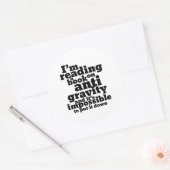 Boek tegen de zwaartekracht Funny Science Geek Pun Ronde Sticker (Envelop)