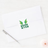 BOEK WYRM RONDE STICKER (Envelop)