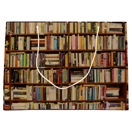 Boeken in een bibliotheekpatroon Verpakkend papier Groot Cadeauzakje (Voorkant)