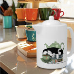 Boeken Kattenthee Schattige Theepot<br><div class="desc">Een schattige zwarte en witte kat slaapt op een stapel boeken met een groene theepot en een kopje thee.</div>