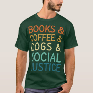 Boeken, koffie, honden en sociale rechtvaardigheid t-shirt