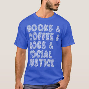 Boeken, koffie, honden en sociale rechtvaardigheid t-shirt