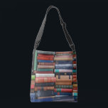 Boeken lezen oude boeken crossbody tas<br><div class="desc">Dit is een perfect cadeau voor de boekenliefhebber in je leven.  Het is een mooie,  kleurrijke stapel oude boeken die ze graag lezen of schrijven.  Klaar om verloren te gaan in een oud boek.</div>