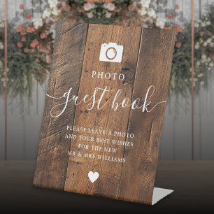 Boeken met foto's van een rustieke houten schuur v reclamebord met voetstuk