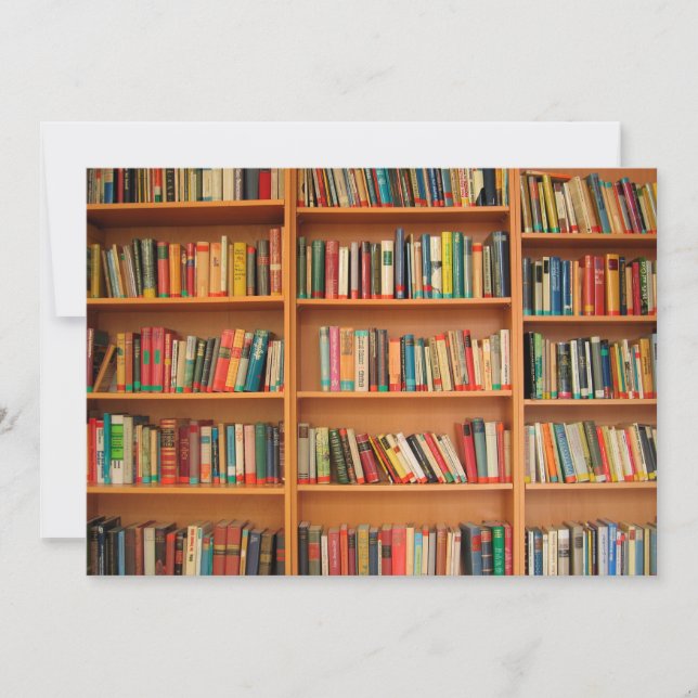 Boeken op boekenplankenachtergrond (Voorkant)