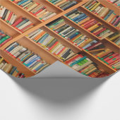 Boeken op boekenplankenachtergrond cadeaupapier (Hoek)