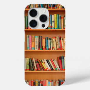Boeken op boekenplankenachtergrond iPhone 15 pro case