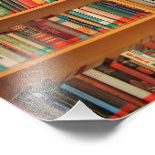 Boeken op boekenplankenachtergrond foto afdruk (Hoek)