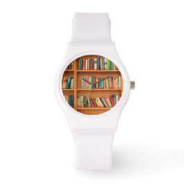 Boeken op boekenplankenachtergrond horloge