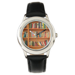 Boeken op boekenplankenachtergrond horloge