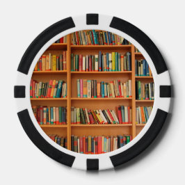 Boeken op boekenplankenachtergrond pokerchips