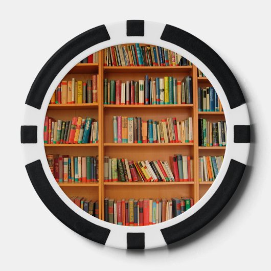 Boeken op boekenplankenachtergrond pokerchips (Voorkant)