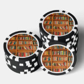 Boeken op boekenplankenachtergrond pokerchips (Opstapeling)