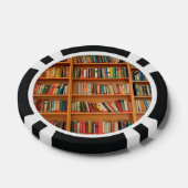 Boeken op boekenplankenachtergrond pokerchips (Enkel)