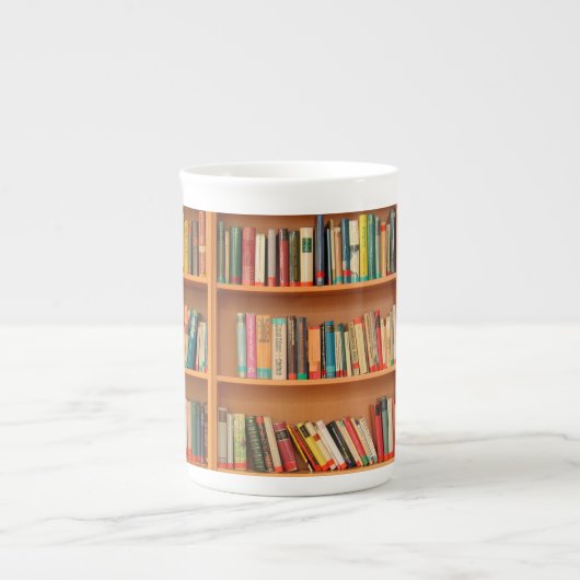 Boeken op boekenplankenachtergrond porselein kop (Voorkant)