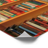 Boeken op boekenplankenachtergrond poster (Hoek)