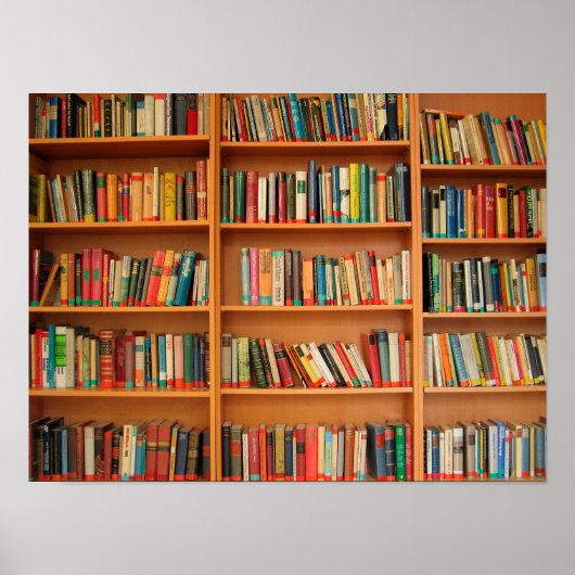 Boeken op boekenplankenachtergrond poster (Voorkant)