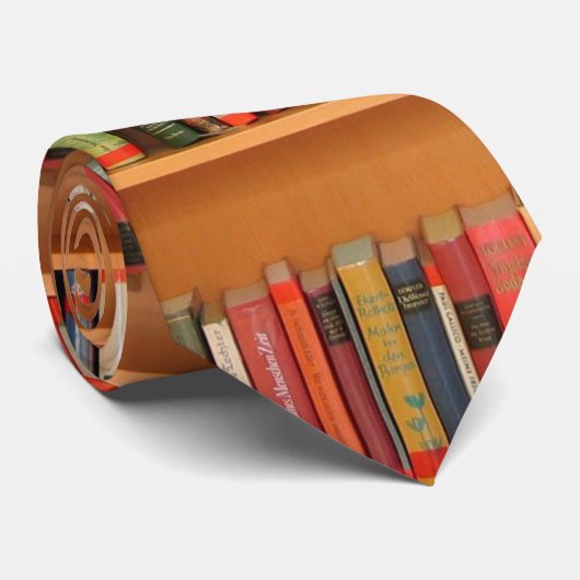 Boeken op boekenplankenachtergrond stropdas (Opgerold)