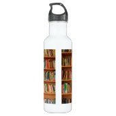 Boeken op boekenplankenachtergrond waterfles  (Achterkant)