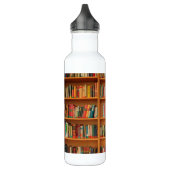 Boeken op boekenplankenachtergrond waterfles  (Links)
