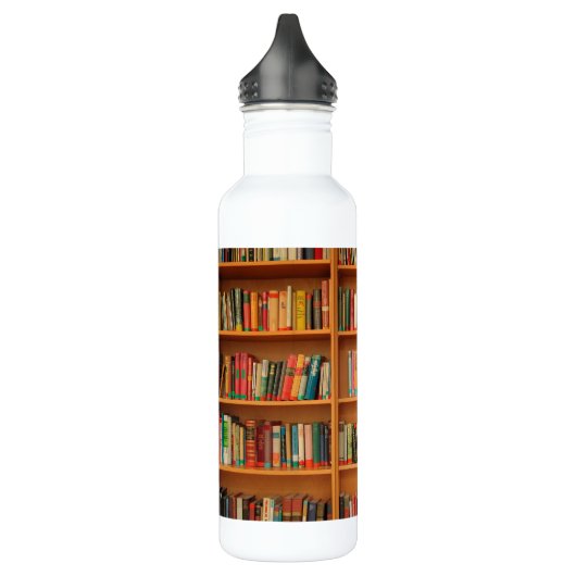 Boeken op boekenplankenachtergrond waterfles  (Links)