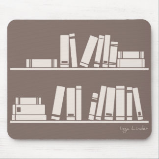 Boeken op de plank voor het lezen van minnaar of w muismat