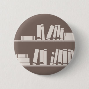 Boeken op de plank voor het lezen van minnaar of w ronde button 5,7 cm
