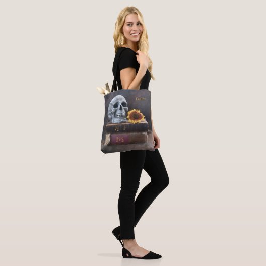  boeken van de schedel Geel Zonnebloem Gothic Tote Bag (Op model)
